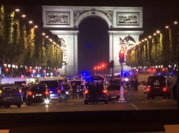 В перестрелке на Елисейских полях в Париже убит полицейский, второй ранен