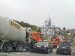 В Киеве бетономешалка протаранила Maserati