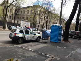 Нужда по-одесски: десятки полицейских искали туалет в центре города