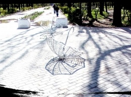 Ветер или вандалы - соцсети гадают, кто над достопримечательностью парка "покуражился" (фото)