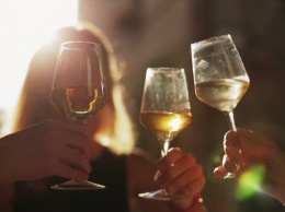 Ученые рассказали, чем опасно для женщин белое вино