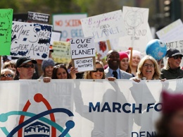 Десятки тысяч людей по всему миру вышли на "Марш в поддержку науки"