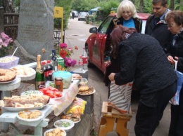 Поминальное воскресенье: херсонцы перепились на кладбищах