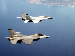 МиГ против F-16 - как США и Россия мешают друг другу в войне с террористами