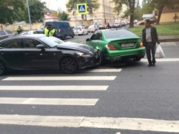 В Санкт-Петербурге столкнулись Mercedes и Lexus