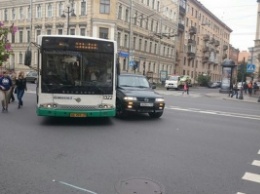 В Санкт-Петербурге столкнулись автобус и джип