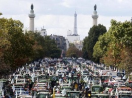 Более тысячи протестующих фермеров вошли в Париж на тракторах
