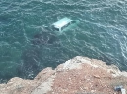 В Севастополе девушка решила покончить с собой, «слетев» на автомобиле со скалы в море (ФОТО)