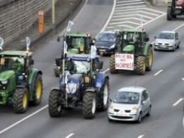 В Париже бастующие фермеры на тракторах парализовали движение