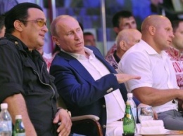 Путин отказался сразиться на ринге со Стивеном Сигалом