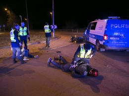 ВИДЕО, как полиция в Таллинне протаранила мотоциклиста