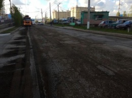 Водители ликуют: в Симферополе неожиданно начали ремонтировать ул. Балаклавскую (ФОТО)
