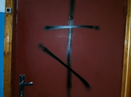 В Николаеве коллекторы рисуют черной краской на дверях должников кресты