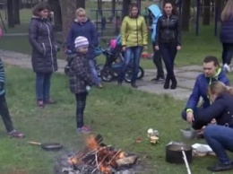 Жены и дети участников АТО в Черниговской области мерзнут и готовят еду на костре