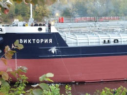 К причалу завода в Николаеве пришвартовался танкер с нефтепродуктами под флагом России