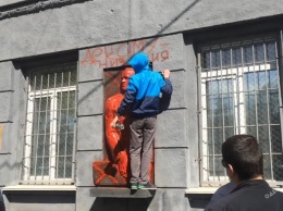 Очередной акт вандализма: активисты облили краской мемориальную доску Жукову