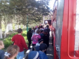 Год гражданской обороны: крымские пожарные побывали в гостях у детей в школе-интернате в п. Ферсманово