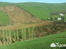 В Киргизии оползень накрыл село: десятки погибших