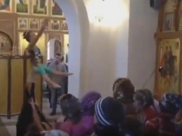 Ох, скрепы: в России в храме показывали акробатические этюды и танцевали народные бразильские танцы