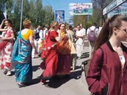 В городе исполняли ритуальные танцы и раздавали печенье (видео)