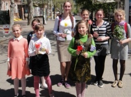 Ученики воскресных школ поздравили херсонок с днем жен-мироносиц (фото)