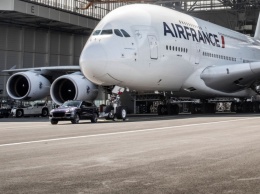 Porsche Cayenne взял на буксир 285-тонный самолет Airbus A380