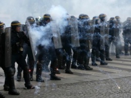В Париже столкновения на фоне митингов Ле Пен и Макрона, есть задержанные