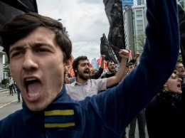 Первомай в Европе "отметили" слезоточивым газом и массовыми задержаниями: опубликованы фото и видео
