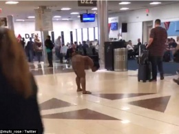«Я вам всем покажу!»: в Атланте по международному аэропорту разгуливала голая женщина