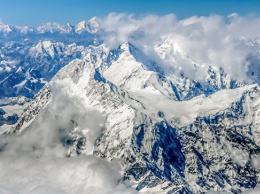 Пробка на вершине: почему покорить Эверест стало еще сложнее