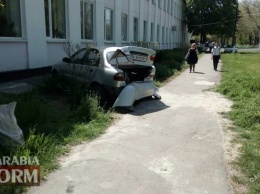 В Одесской области автомобиль врезался в здание школы (фото)