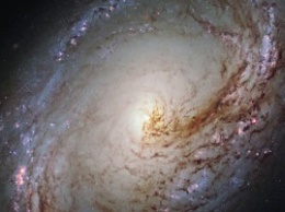 Hubble сделал снимок ассиметричной спиральной галактики Мессье 96