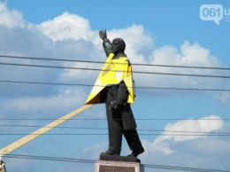 Памятник Ленину в Запорожье переодели в форму сборной Украины