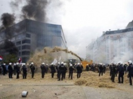 Протест фермеров в Брюсселе: По тротуарам рассыпано сено, слышны взрывы петард