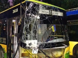 В Киеве троллейбус въехал в столб