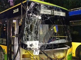 Фотофакт: в столице разбился троллейбус, скатившись со склона