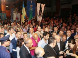 Жители Неаполя вышли на марш памяти убитого украинского героя в Италии