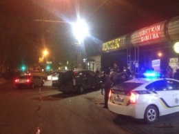 ДТП на Соборной: "BMW" подрезал автомобиль, который "влетел" в припаркованный возле ресторана "Hyundai" (ФОТО)