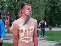 В парке Горького два парня гуськом бродили в подгузниках и селедкой в зубах