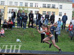 Лучшие легкоатлетки Украины прыгали в длину под музыку в Ужгороде