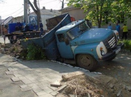 В Одесской области под землю провалился грузовик