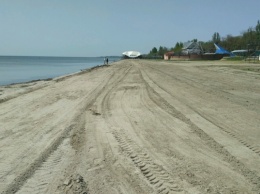 В Скадовске на пляж завезли песок