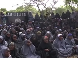 Террористы "Боко Харам" отпустили 82 школьницы, похищенных три года назад