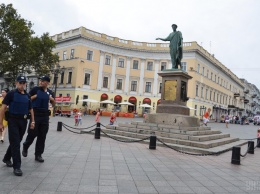 Одесские активисты «декоммунизировали» памятник Жукову (видео)