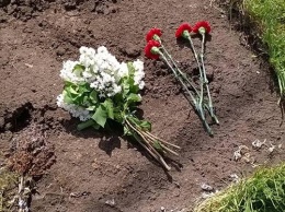 Одесситы несут цветы на место снесенного памятника Жукову