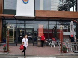 Дорого, невкусно и тихо: симферопольцы недовольны новым фастфудом, открывшимся на месте "McDonald’s" (ФОТО)