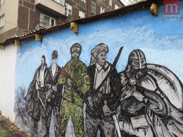 В Мариуполе восстановили закрашенное горожанами нацистское граффити от "Азова"