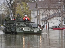 Борьба со стихией: появились фото рекордного паводка в Канаде