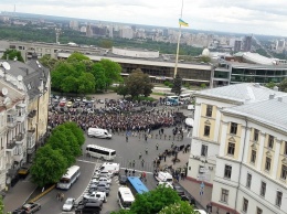 В Киеве в полицейских бросили шашку, а 2 задержали за ленты