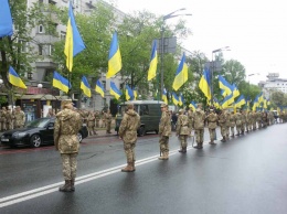 Сомнительную акцию "Бессмертный полк" в Киеве пытались забросать краской и дымовыми шашками